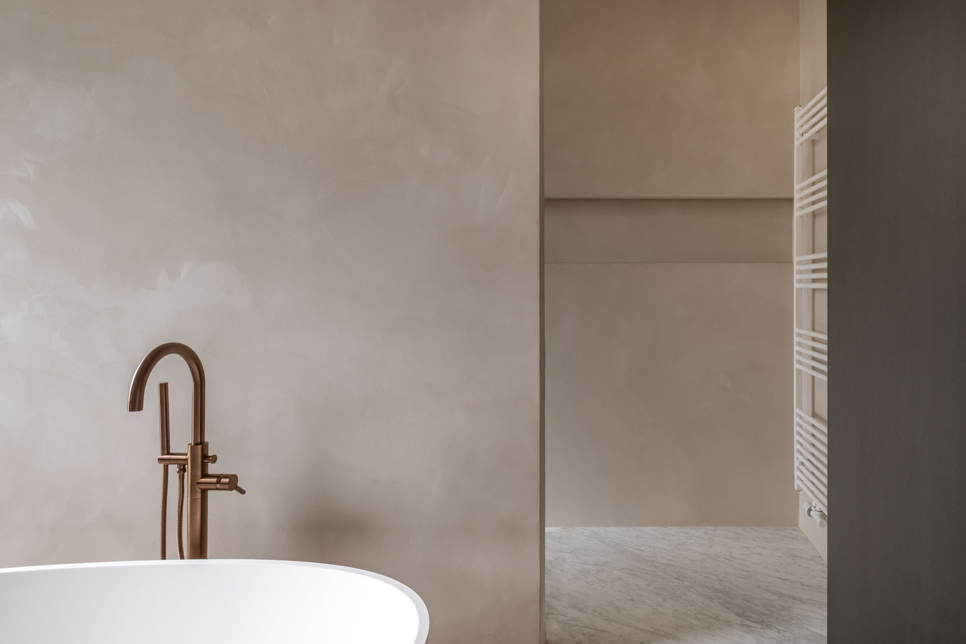 Binnenschilderwerken Pauwels in de badkamer van het plaatsen van waterdichten Mortex. Voor een unieke betonlook werk ik met speciale schildertechnieken zoals kalkverf en Aqua Sensa. Ideaal in badkamer, keuken of accentmuur.