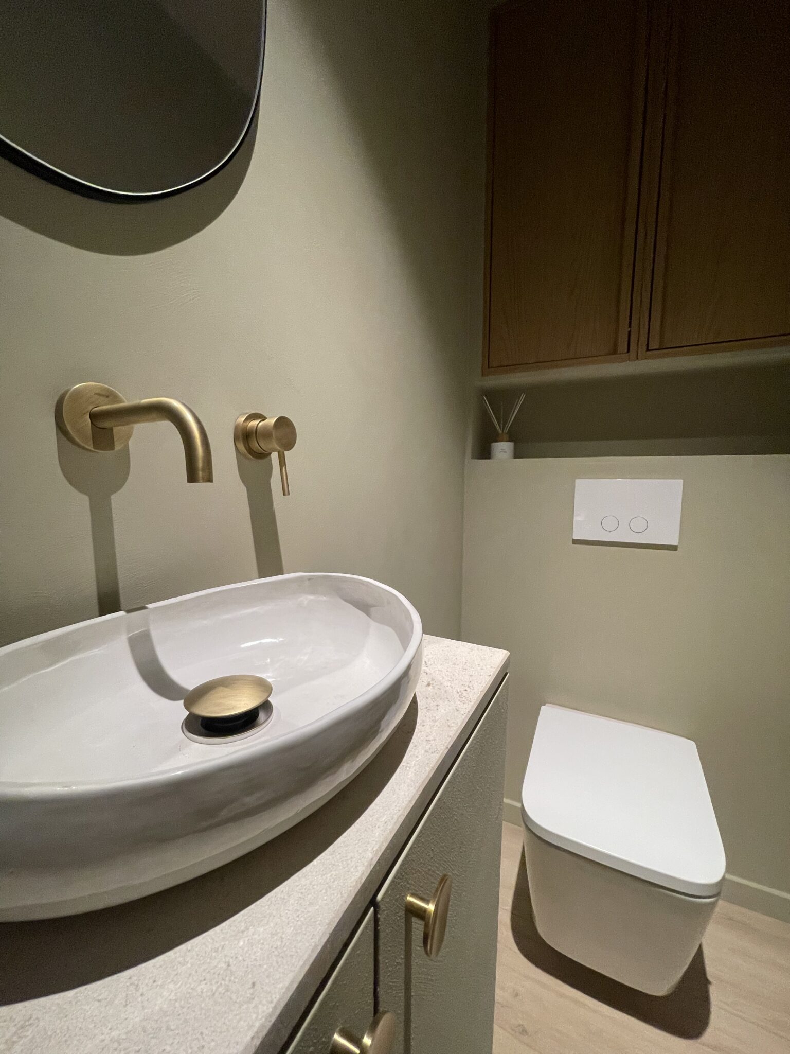 Structuur verf schilderen en aangebracht in toilet op de muren